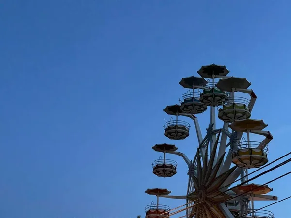Övergiven Pariserhjul Mot Blå Skymning Himlen Vid Gamla Nöjespark — Stockfoto
