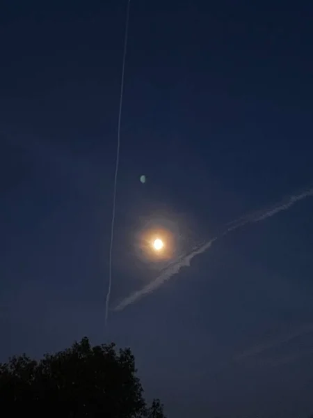 Lune Brille Brillamment Dans Ciel Nocturne Avec Des Traînées Avion — Photo