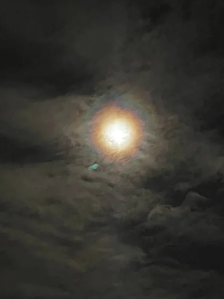 Rainbow Moon Dunst Heiligenschein Bewölkten Nachthimmel — Stockfoto