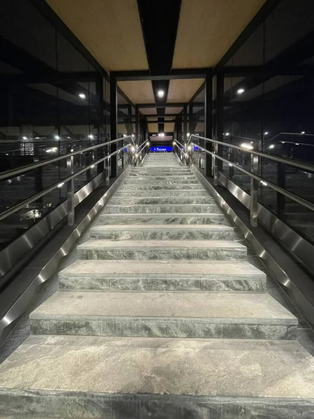 Nízký Úhel Záběru Dobře Osvětleného Moderního Schodiště Skleněném Tunelu Městě — Stock fotografie