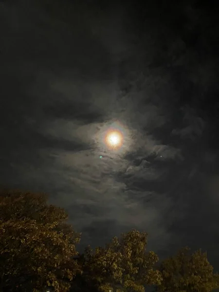 Arco Iris Halo Circular Que Brilla Cielo Nocturno Nublado Sobre — Foto de Stock