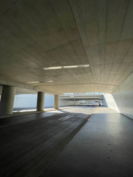 Güneşli Modern Beton Tünel — Stok fotoğraf