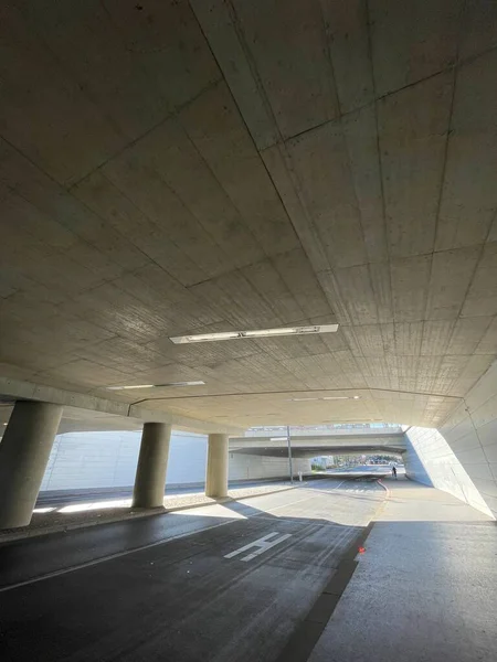 Широкоугольная Перспектива Современного Минималистического Тоннеля Городе — стоковое фото