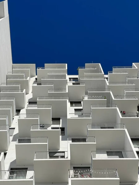 具有惊人几何立面的现代住宅建筑的低角度拍摄 — 图库照片