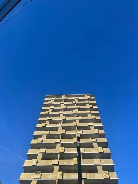 蓝天下一座现代简约建筑的低角度拍摄 — 图库照片