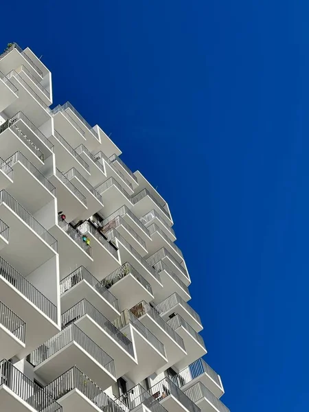Edificio Blanco Con Exterior Geométrico Abstracto Contra Cielo Azul — Foto de Stock
