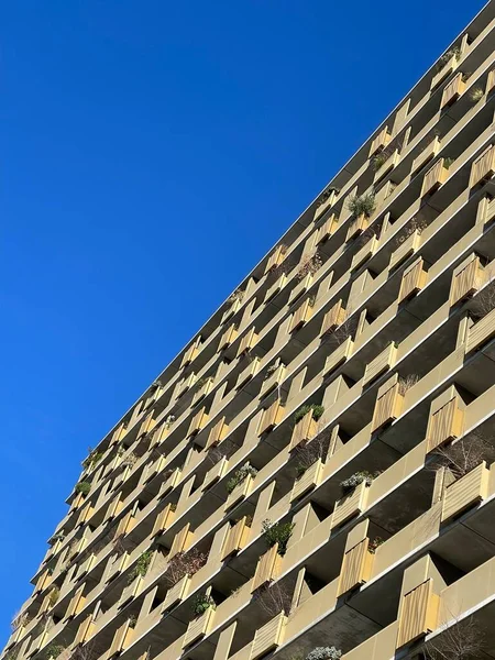 Αφηρημένη Σύγχρονη Οικιστική Αρχιτεκτονική Κτιρίου Κάτω Από Μπλε Ουρανό — Φωτογραφία Αρχείου