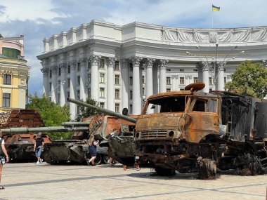 Ukrayna 'da savaş. 17 Haziran 2022 'de Ukrayna' nın başkenti Kyiv 'de yanan askeri araçlar ve tanklar sergilendi.