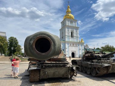 Ukrayna 'da savaş. Tank namlusu kameraya çevrilmiş, kilise arka planda Kyiv, Ukrayna - 17 Haziran 2022