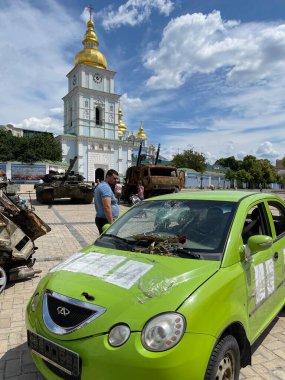 Ukrayna 'da savaş. 17 Haziran 2022 'de Ukrayna' nın başkenti Kyiv 'de Rus ordusu tarafından yok edilen ve vurulan çocuklara bakan insanlar görülüyor. 