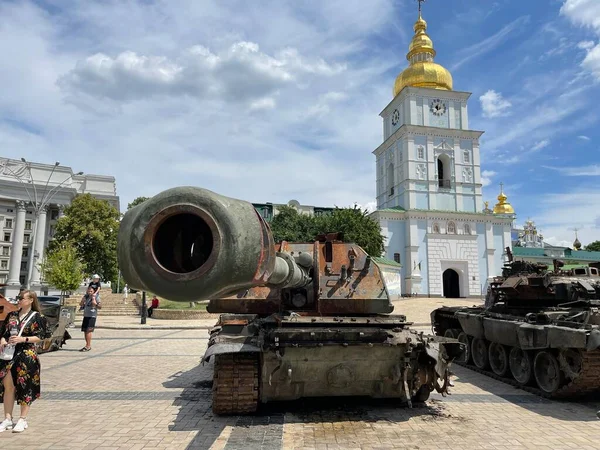 Krig Ukraina Tank Mynning Pekade Kameran Kyrka Bakgrund Kiev Ukraina — Stockfoto