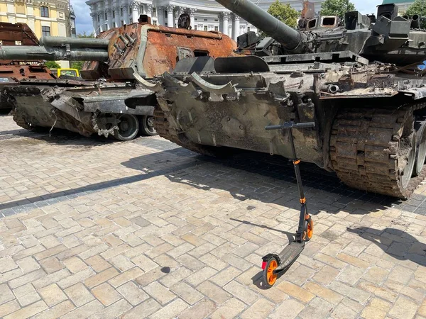 Oorlog Oekraïne Childs Scooter Voor Een Militaire Tank Kiev Oekraïne — Stockfoto