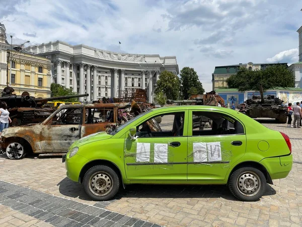 乌克兰战争 2022年6月17日 在乌克兰基辅被写满儿童的俄罗斯军队民用车摧毁和开枪射击 — 图库照片