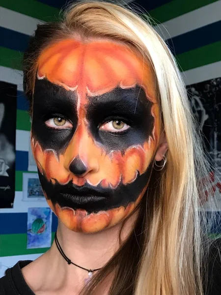 Close Woman Her Face Painted Jack Lantern Pumpkin Halloween — Stock Photo, Image