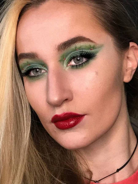 Mulher Atraente Vestindo Maquiagem Mas Com Sombra Verde Batom Vermelho — Fotografia de Stock