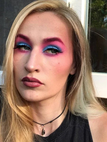 Superbe Femme Portant Maquillage Artistique Fard Paupières Rose Bleu — Photo