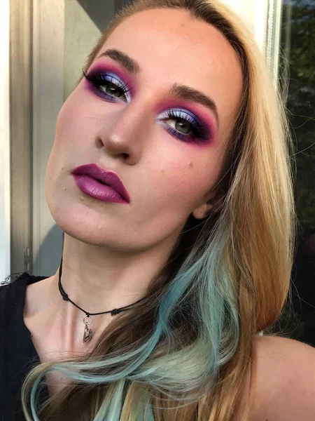 Beautiful Woman Wearing Vibrant Colorful Makeup Pink Blue Neon Eyeshadow — Stock Photo, Image