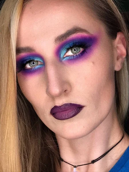Close Uma Mulher Usando Maquiagem Vibrante Colorida Gótica Cibernética — Fotografia de Stock