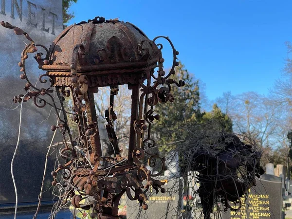 墓地的一个漂亮的老式金属腐蚀灯笼的近景 — 图库照片