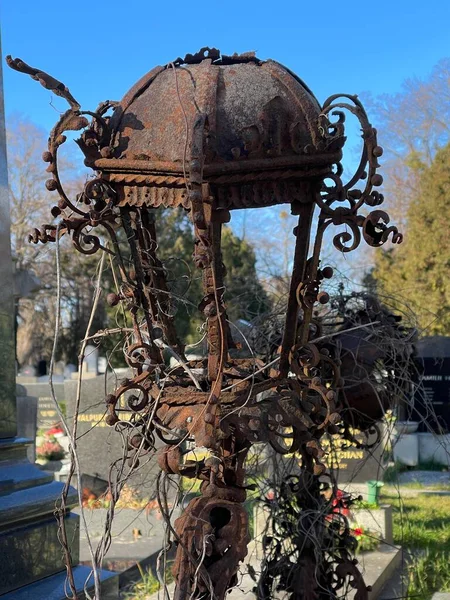 关闭一个腐烂的老式金属灯笼 在坟场上涂上铁锈 — 图库照片