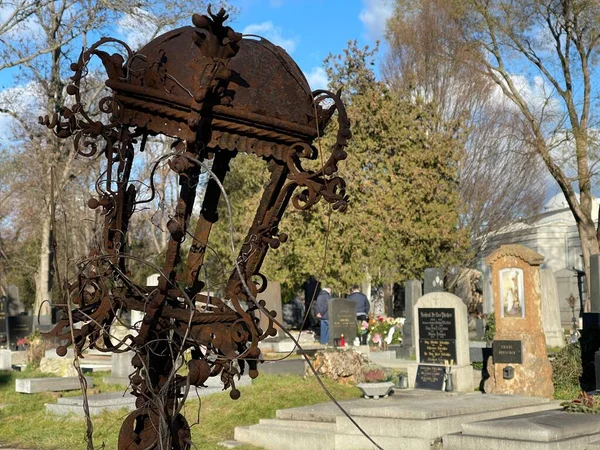 Sluiten Van Een Roestige Gecorrodeerde Metalen Lantaarn Zonlicht Oude Begraafplaats — Stockfoto