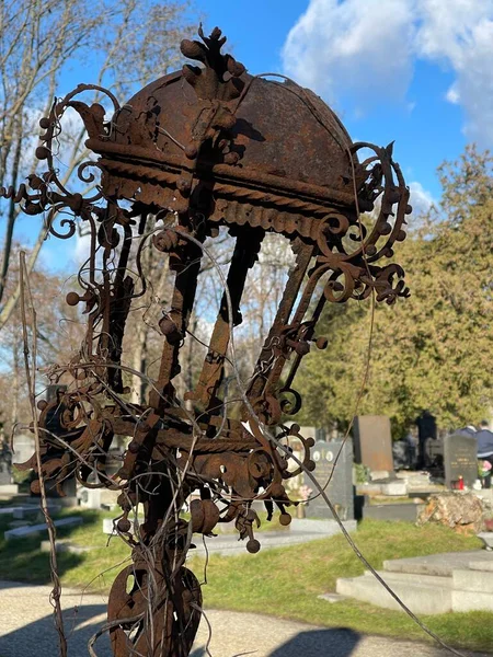 古い墓地にある昔ながらの腐食した金属製の提灯の垂直閉鎖 — ストック写真