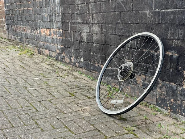 Roda Bicicleta Descartada Sem Pneu Perto Parede Tijolo Livre — Fotografia de Stock