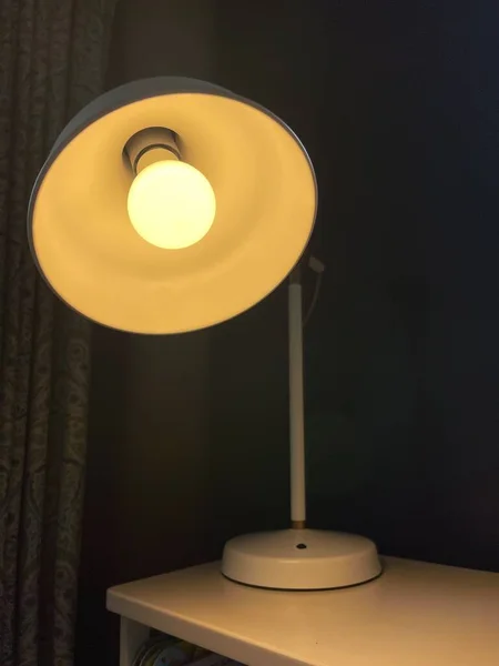 Minimalistische Vintage Tafellamp Gloeiend Met Geel Licht — Stockfoto