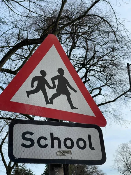学校过马路标志的低倾角截图 — 图库照片