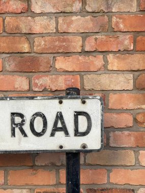 Duvarın yanındaki yol tabelası