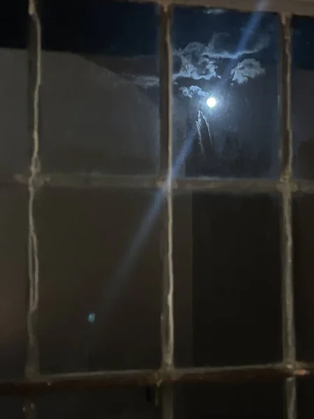 Plan Recadré Une Pleine Lune Dans Ciel Nuageux Ancienne Fenêtre — Photo