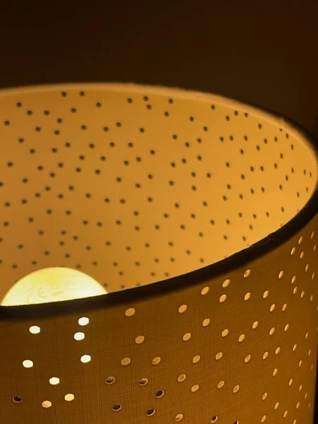 Cultivado Perto Lâmpada Brilhando Com Luz Quente Amarela — Fotografia de Stock