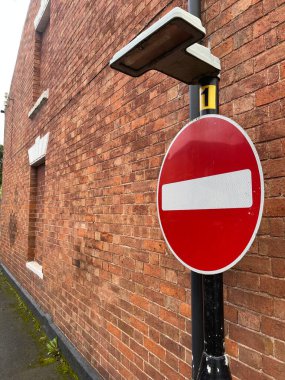 Tuğla binanın yakınındaki trafik işareti için giriş yok