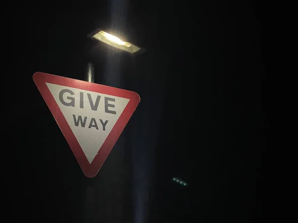Vorfahrt Für Verkehrszeichen Das Der Nacht Leuchtet — Stockfoto