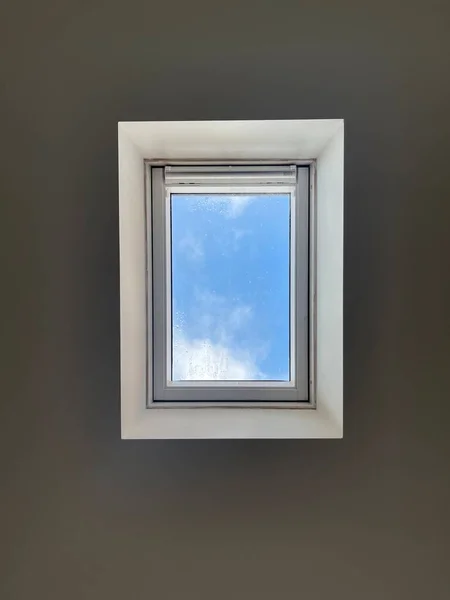 Beau Ciel Bleu Dans Une Fenêtre Plafond Perspective Prise Vue — Photo