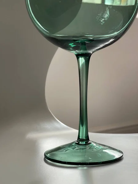 Ritagliato Primo Piano Lucente Dettaglio Vetro Gin Verde Nella Luce — Foto Stock