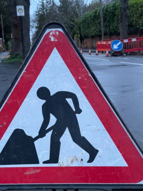 Yol kenarından kesilerek kapatılmış. Trafik işareti.