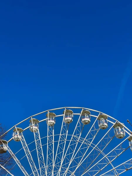 Schräg Geschnittene Aufnahme Eines Weißen Riesenrads Vor Klarem Blauen Himmel — Stockfoto