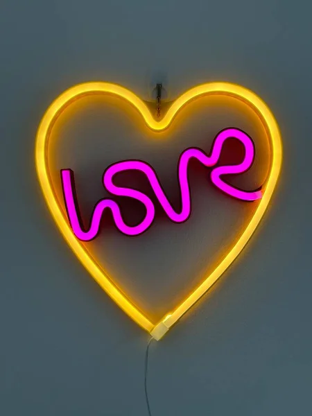 Вертикальный Снимок Неоновой Любви Знак Сердца Светится — стоковое фото