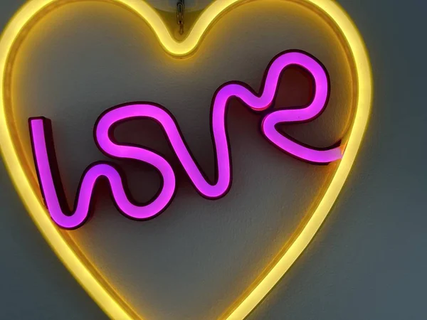 Cropped Close Neon Love Sign Rayonnant Sur Mur — Photo