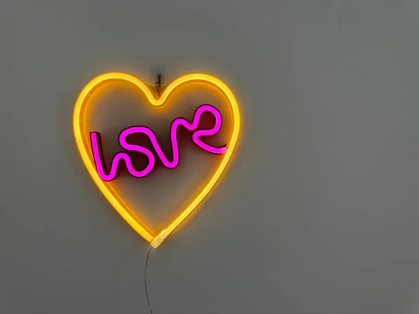Νέον Αγάπη Σχήμα Καρδιάς Σημάδι Λαμπερό Στον Τοίχο Αντίγραφο Χώρου — Φωτογραφία Αρχείου