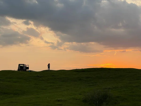 Силуэт Пары Машины Вершине Холма Время Красивого Заката — стоковое фото