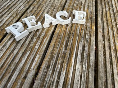 Tahta arka planda barış sözcüğü harfleri, boşluğu kopyala