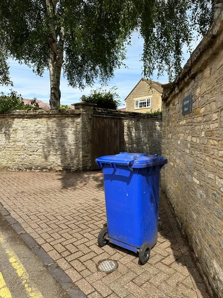 Blue Bin Front House — Stock Photo, Image