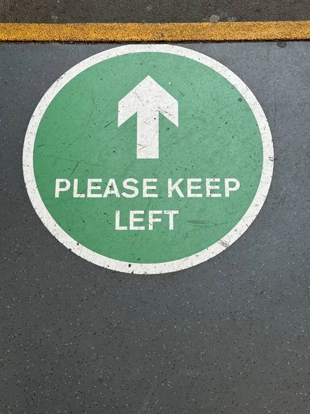 Пожалуйста Держите Левый Пешеходный Знак Окрашенный Асфальте — стоковое фото