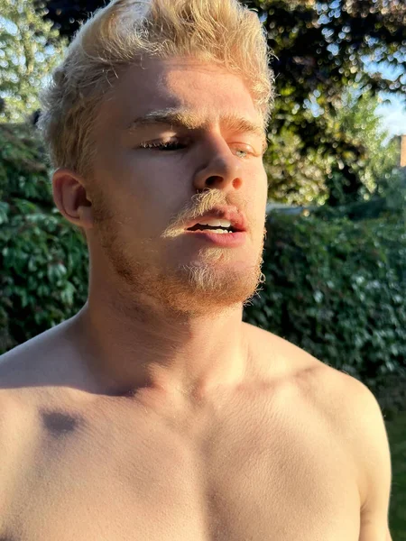 Vertikale Nahaufnahme Eines Gutaussehenden Hemdlosen Blonden Mannes Der Frische Luft — Stockfoto