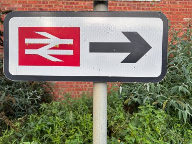 Yönlü demiryolu tabelasını kapat