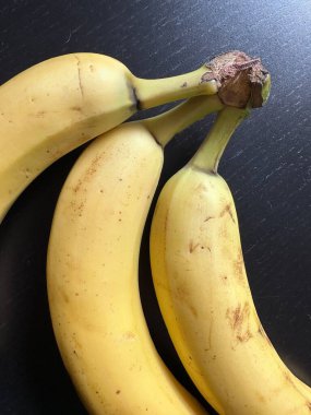 Siyah masalarda olgunlaşmış sarı muzlar.
