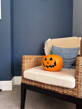 Koltukta balkabağı ve Cadılar Bayramı süsü.