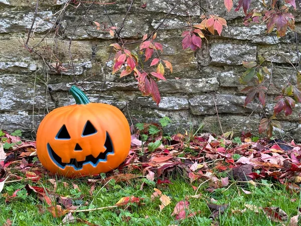 Halloween Jack Lanterna Abóbora Folhas Outono Perto Parede Tijolo Espaço — Fotografia de Stock